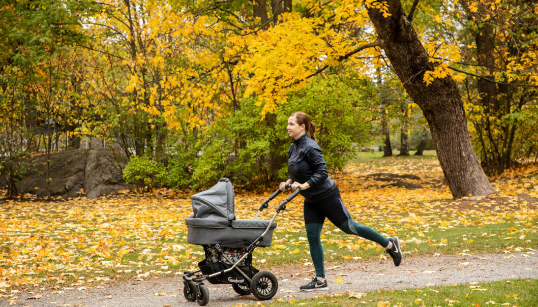 Andas och gör övningen långsamt. Foto: Karin Boo mamma tränar med barnvagn
