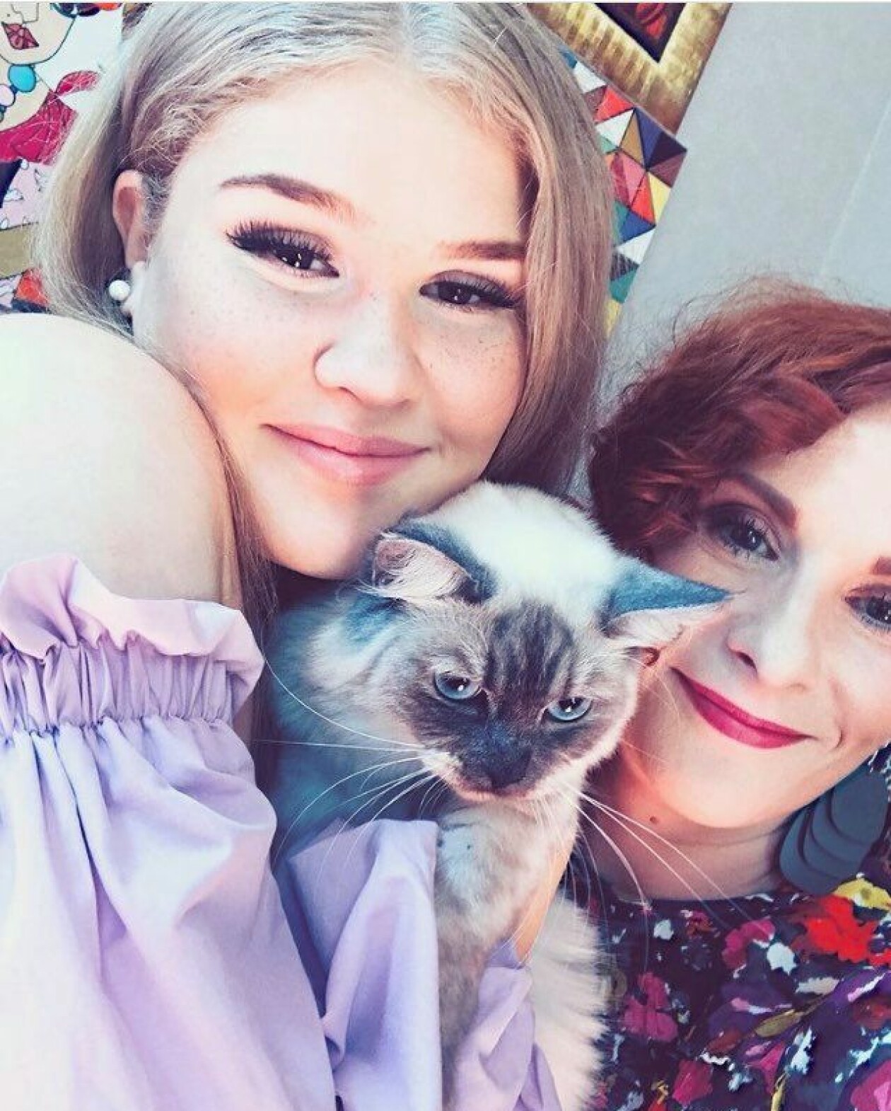Valéria med dottern Vira, 19, och katten Chloé.Click to add image caption Valéria och Vire Wirèn