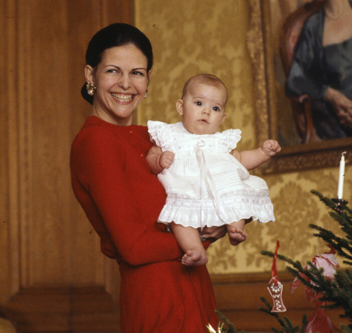Drottning Silvia och kronprinsessan Victoria, julen 1977. Drottning Silvia och Kronprinsessan Victoria