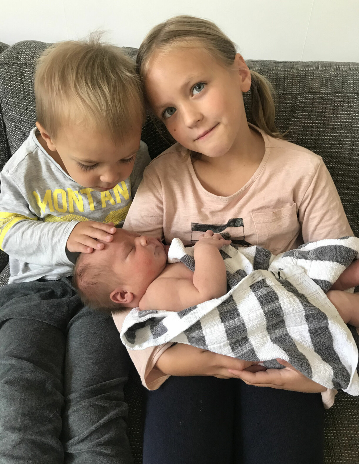 Storasyster Vienna och storebror Francis tycker om att ha en lillasyster, säger Malin. Vienna, Francis och Juliette Karlberg