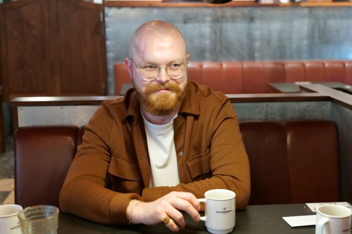 Viljar Kristofferson berättar i dokumentären om sina upplevelser från Utøya, och tiden efter. Foto: Linda Hörnqvist/SVT. Viljar Kristoffersson i dokumentären Utøya – Aldrig glömma, aldrig tiga