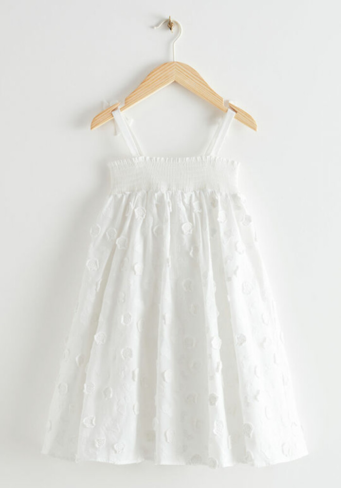matchande vita klänningar till mamma och barn sommaren 2021