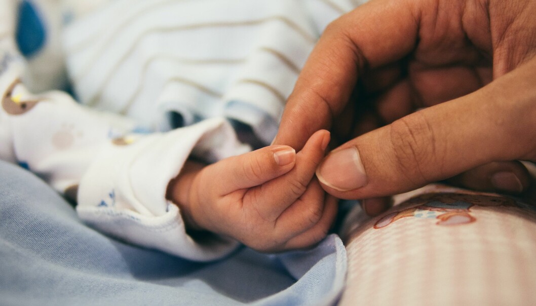Hannas föräldrar hjälpte henne mycket under den tuffa tiden efter förlossningen och separationen. vuxen som håller bebis i handen