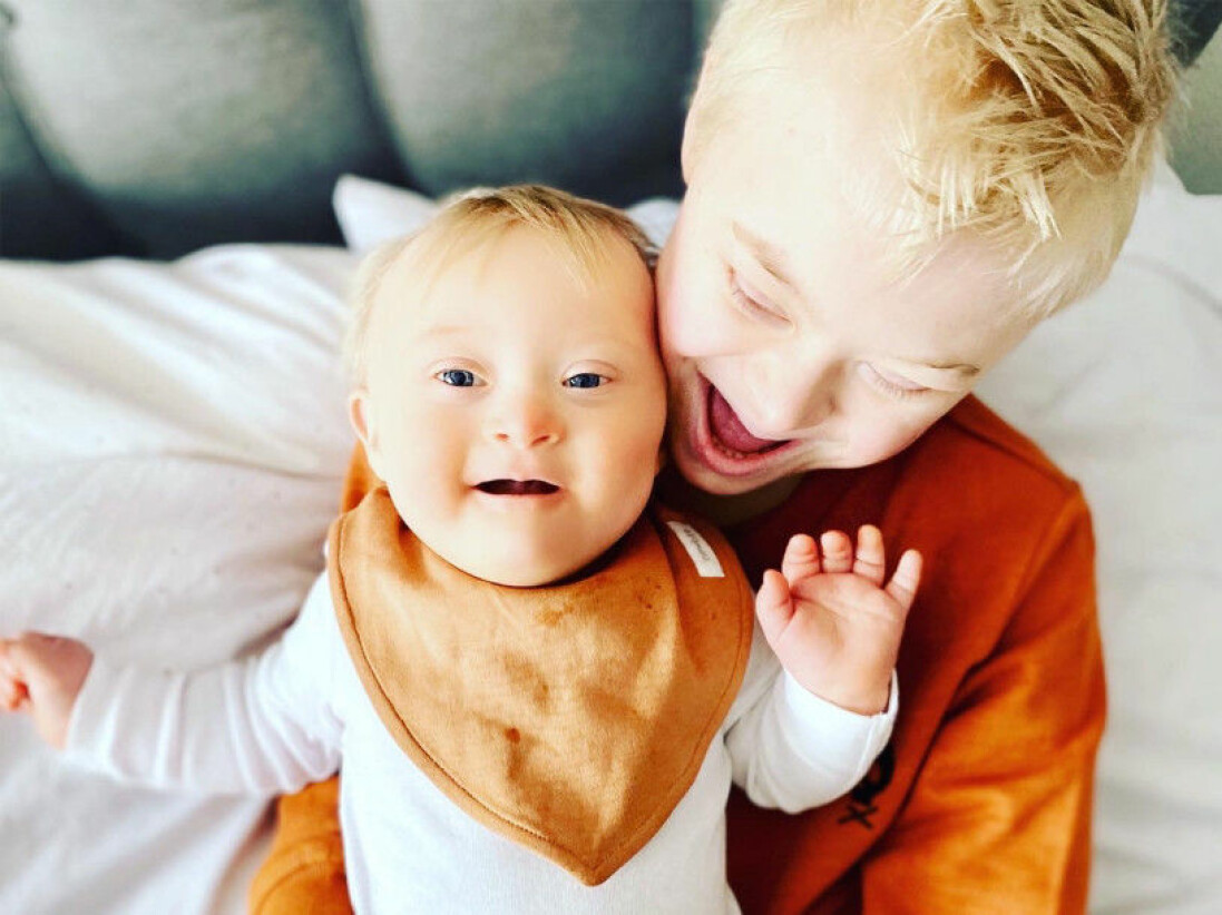 Mamma Emily berättar att Julian är en väldigt stolt storebror till sina yngre syskon. Walter och Julian.