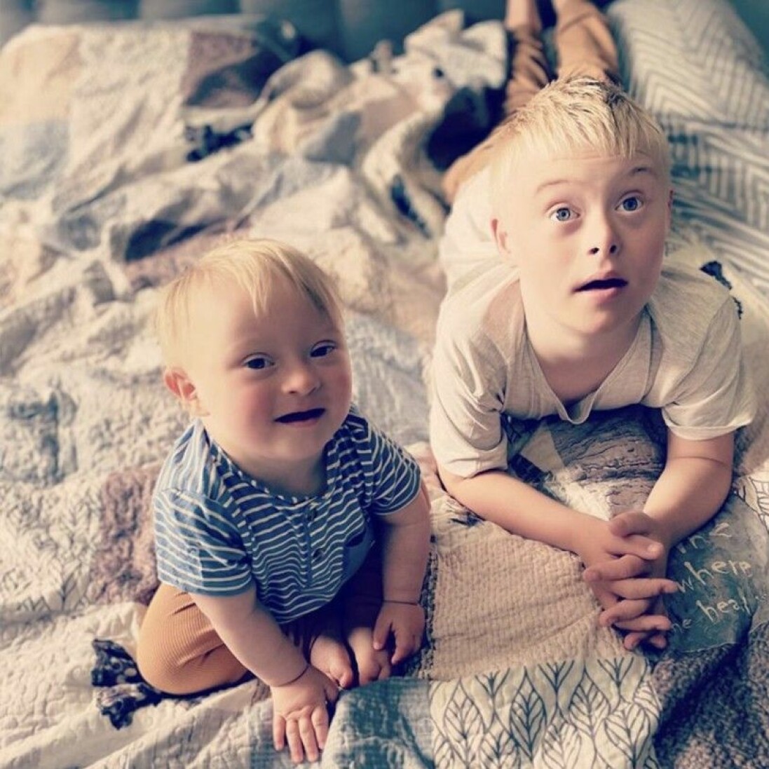Walter tillsammans med sin storebror Julian. Walter och storebror Julian.