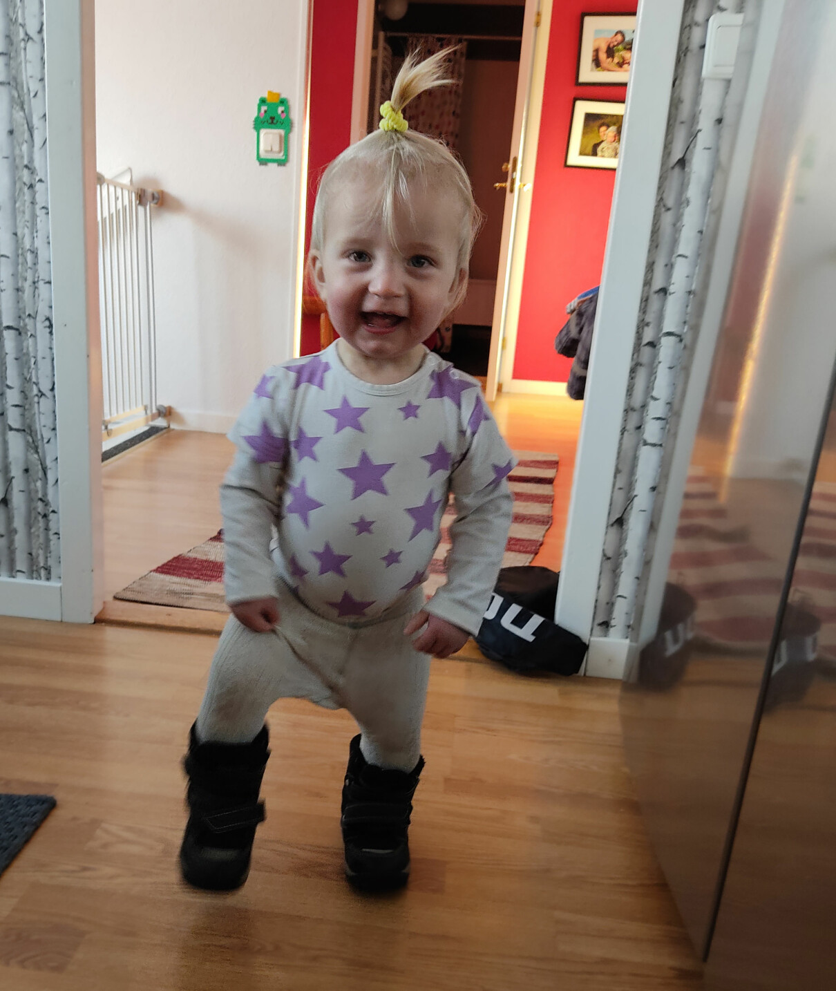 Wilma, 1 år och fyra månader gammal - en glad liten tjej! Wilma