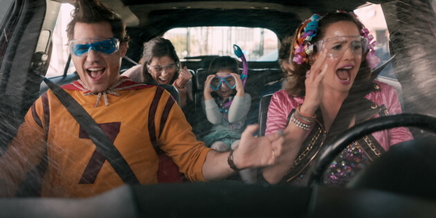 Varför inte åka genom en biltvätt med öppna fönster? I filmen <span class=" italic" data-lab-italic_desktop="italic">Yes day</span> får du garanterat ett gott skratt. Foto: NETFLIX © 2021 Scen ur filmen "Yes Day!"