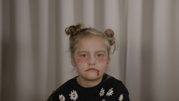 Tips! Rufsa till barnets hår eller gör tofsar/knutar på olika ställen, det ger rätt effekt. ansiktsmålning zombie klar