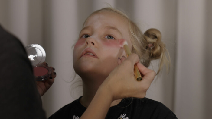 Tips! Sudda ut kanterna ordentligt så det inte blir för skarpa linjer. Sminka zombie steg 2