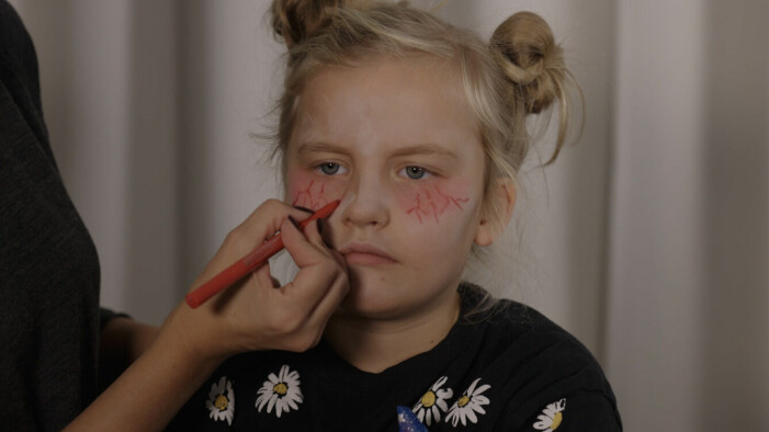 Tips! Ju smalare streck du gör desto verkligare kommer ådrorna se ut. sminka zombie med blodådror under ögonen