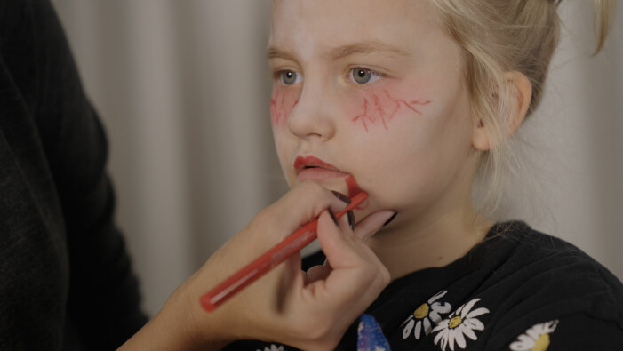Tips! Se till att läppennan är ordentligt vass, då är den enklare att rita med. zombie smink med bloddroppe